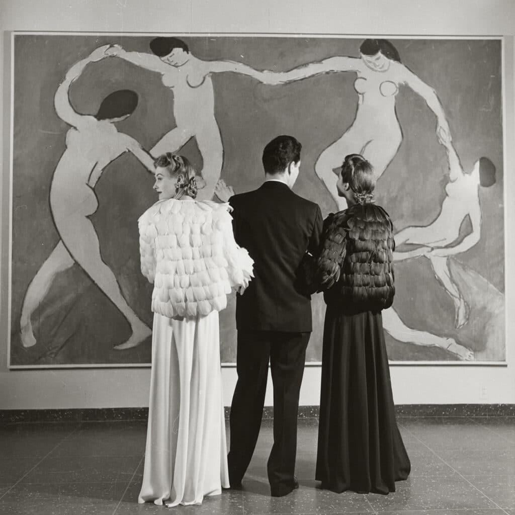 Looking at Matisse (Dance I), Musée d'art moderne, New York, 1940 © Louise Dahl-Wolfe