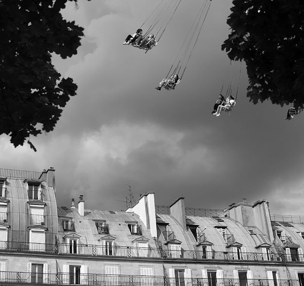Manège Il arrive parfois qu’un tour de manège vous envoie au-dessus des toits de Paris ! © Alexis Duclos