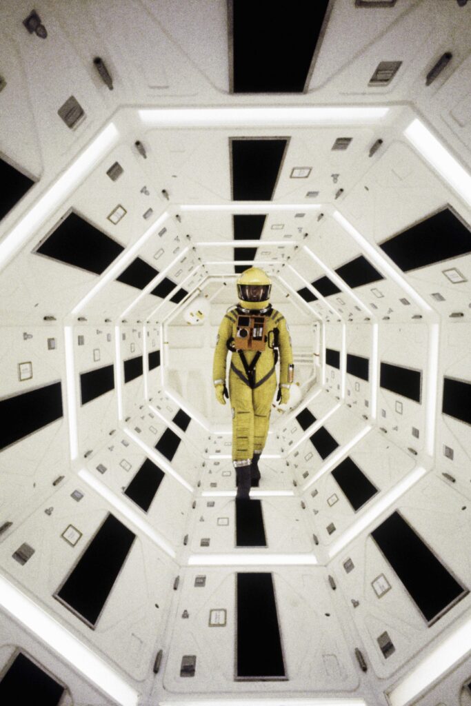 L'acteur Gary Lockwood marche vêtu d’une combinaison spatiale pendant le tournage du film '2001 : l’Odyssée de l’Espace'. États-Unis d’Amérique, 1966.