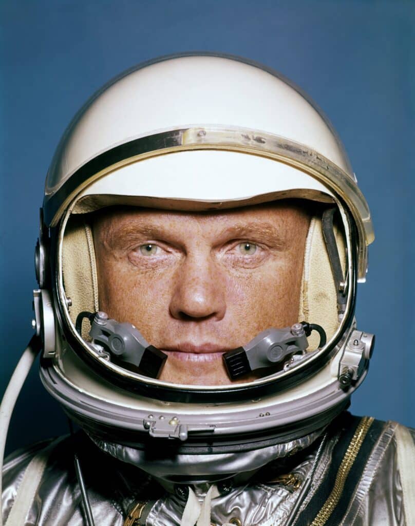 Portrait de l’astronaute John Glenn dans une combinaison et casque pressurisée. Floride, États-Unis d’Amérique, 1959.