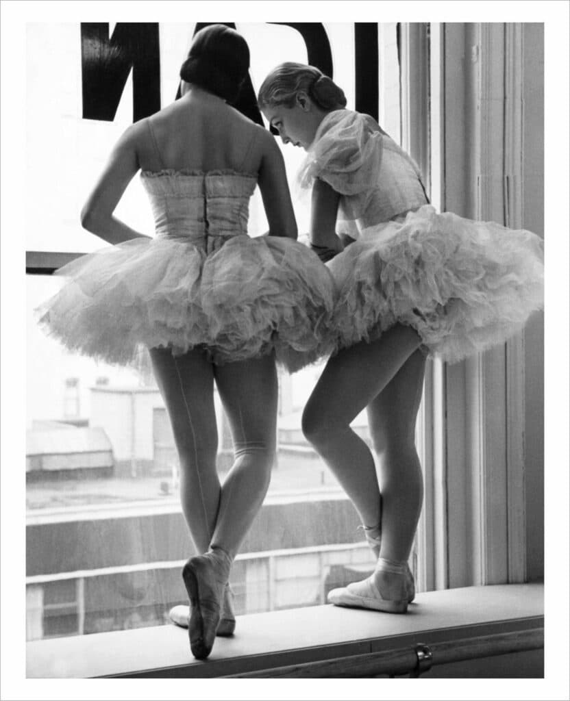 Ballerines se tenant sur un rebord de fenêtre dans la salle de répétition de l’école de l’American Ballet de Georges Balanchine. New York City, New York, États-Unis d’Amérique, 1936.