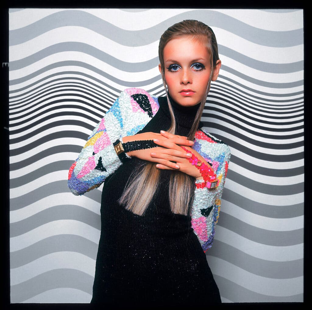 Twiggy in front of a Bridget Riley painting, 1967 © Bert Stern