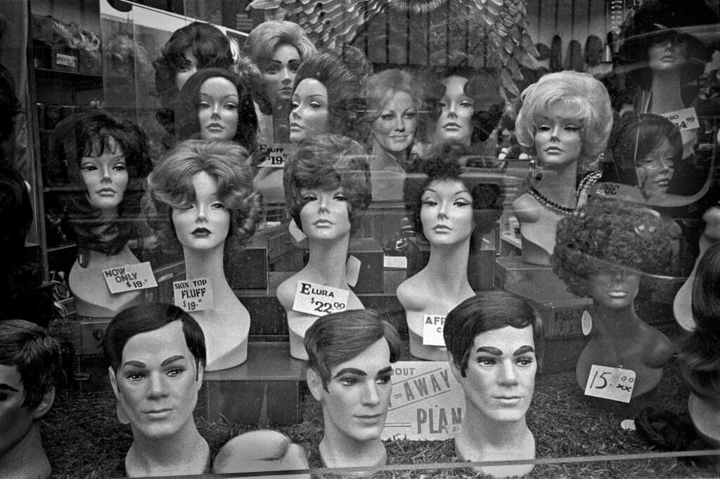 NYC 1969. Vitrine de perruques. © Bob Shaw