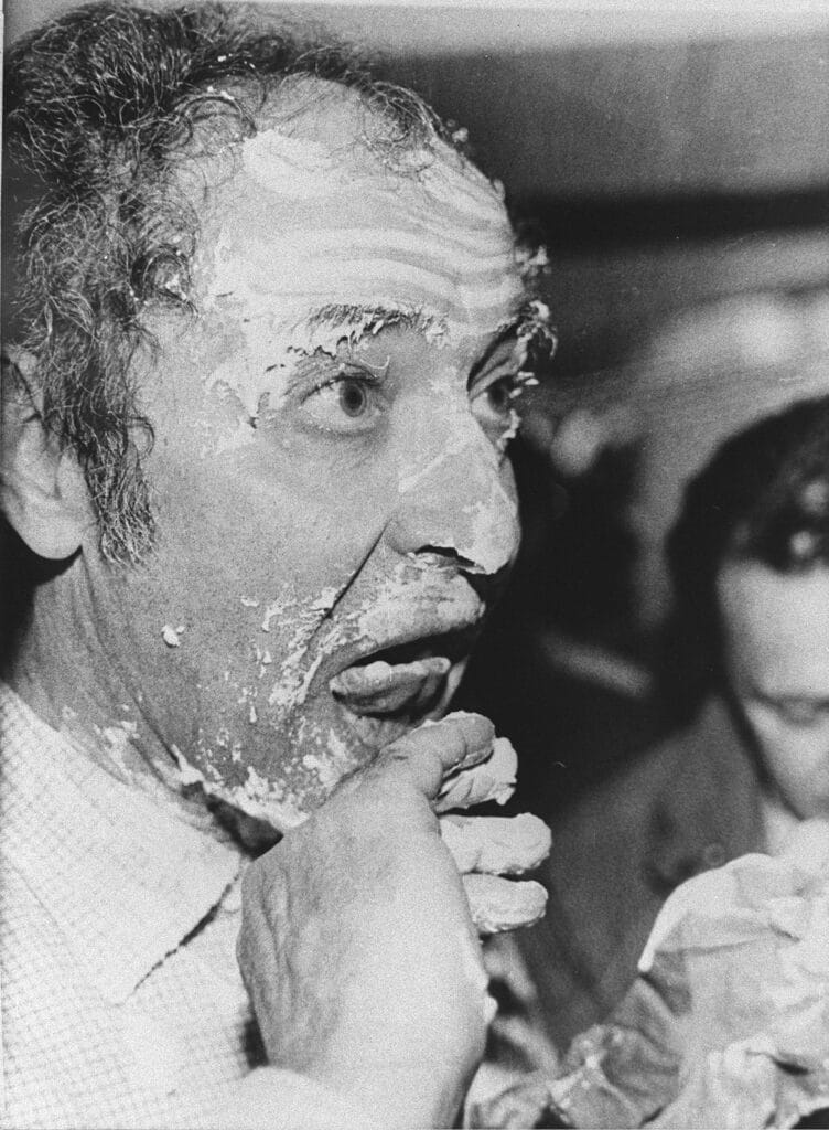 Jean-Luc Godard en 1985, après avoir reçu de la mousse à raser au visage avant la projection de son film « Détective » au 38e Festival international du film de Cannes. © AFP