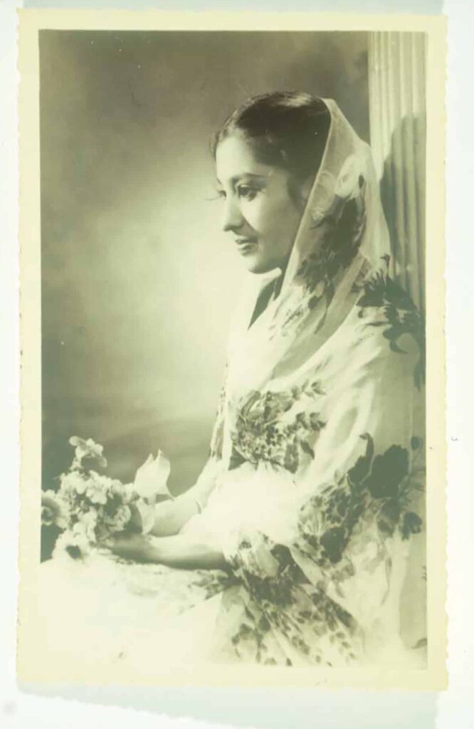 Femme portant un bouquet de fleurs, Mombasa, Afrique © N.V. Parekh