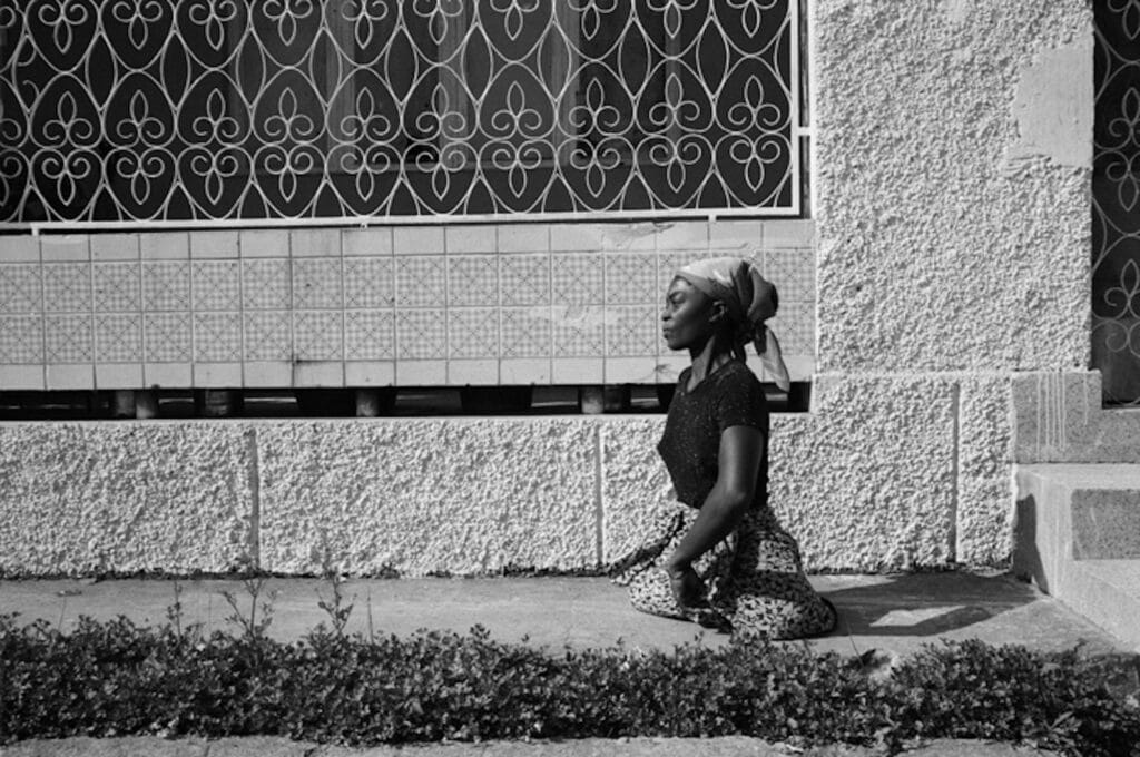 Rosita Domingas, 27, mine victim: no legs, one arm, one child. At the AJOSOVIMI (Association for Youth Responsible for Mine Victims). Kuito, Bié, Angola. November, 2002 © Jane Evelyn Atwood