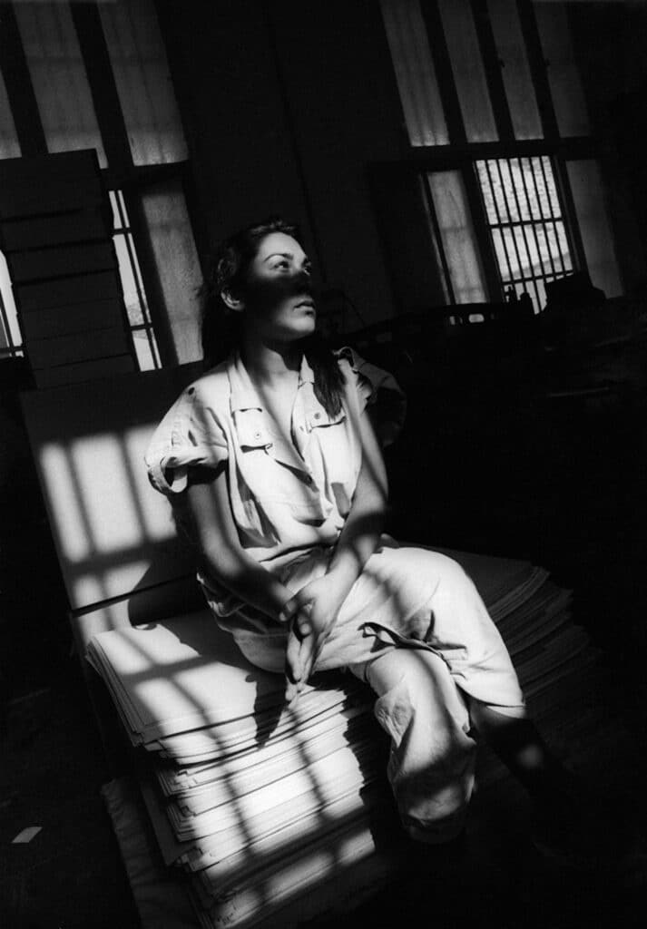 Détenue dans l'atelier de la prison. Maison d'Arrêt de femmes, "Les Baumettes", Marseilles, France, 1991 © Jane Evelyn Atwood