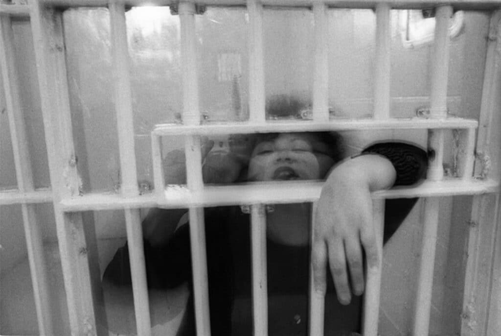 Une détenue ivre dégrise dans une cellule d'isolement. Annexe de la prison de la Sixième Avenue, Anchorage Alaska, Etats-Unis, 1993 © Jane Evelyn Atwood