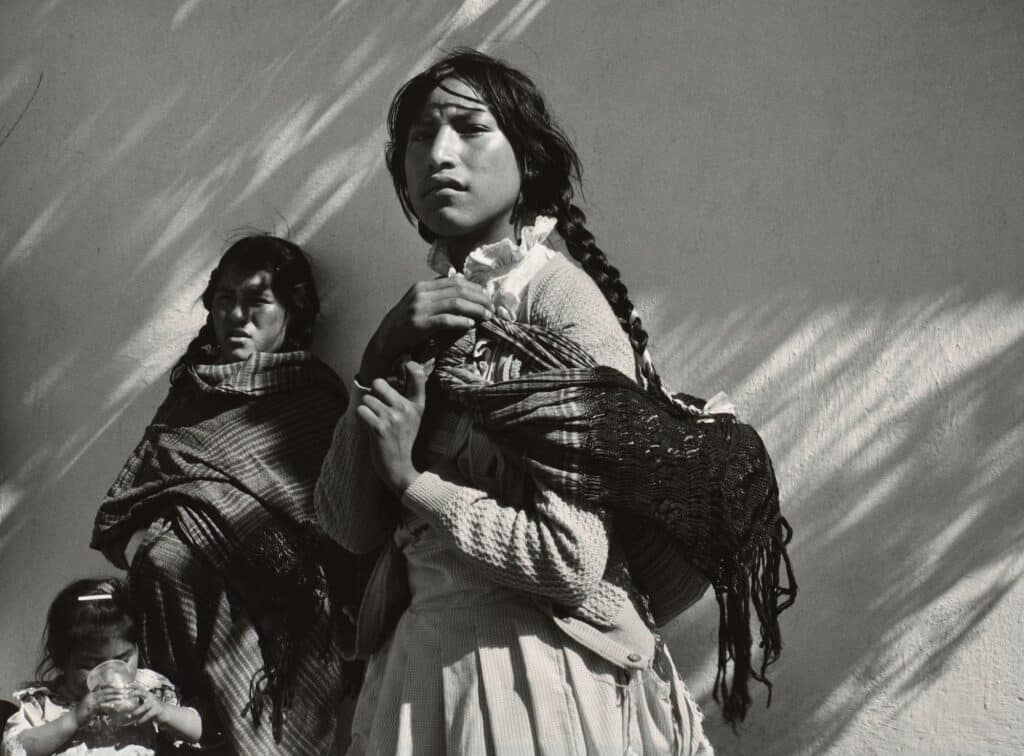 Mariana Yampolsky, Mujeres Mazahua (Mazahua Women), 1989. Gelatin silver print, 13 5/8 × 18 1/2 in. (34.6 × 47 cm). The Museum of Modern Art, New York. Gift of Helen Kornblum in honor of Roxana Marcoci. © 2022 Estate of Mariana Yampolsky