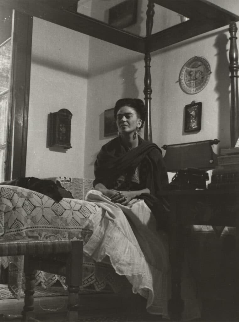 Lola Álvarez Bravo, Frida Kahlo, vers 1945. Tirage gélatino-argentique, (21,3 × 15,9 cm). Musée d'art moderne de New York (Moma). Don de Helen Kornblum en l'honneur de Roxana Marcoci. © Center for Creative Photography, Fondation de l'Université d'Arizona