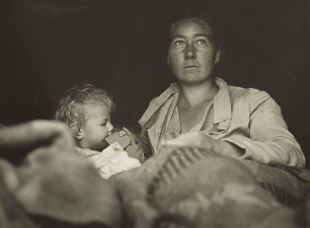 Mère et enfant, vallée de San Joaquin, 1938. Épreuve à la gélatine argentique, 7 × 9 1 ⁄2 po (17,8 × 24,1 cm). Musée d'art moderne, New York. Don de Helen Kornblum en l'honneur de Roxana Marcoci. Dorothea Lange