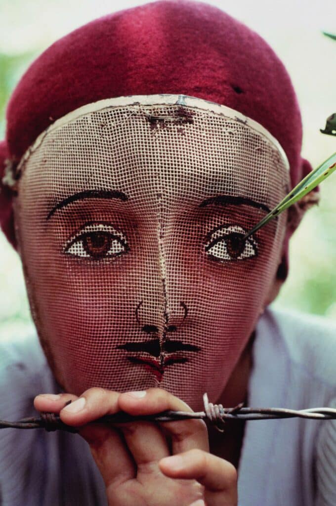 Susan Meiselas, Masque traditionnel utilisé lors de l'insurrection populaire, Monimbo, Nicaragua, 1978. Épreuve chromogénique, 23 1 ⁄2 × 15 3⁄4 in. (59,7 × 40 cm). Musée d'art moderne, New York. Don de Helen Kornblum en l'honneur de Roxana Marcoci. 2021 Susan Meiselas