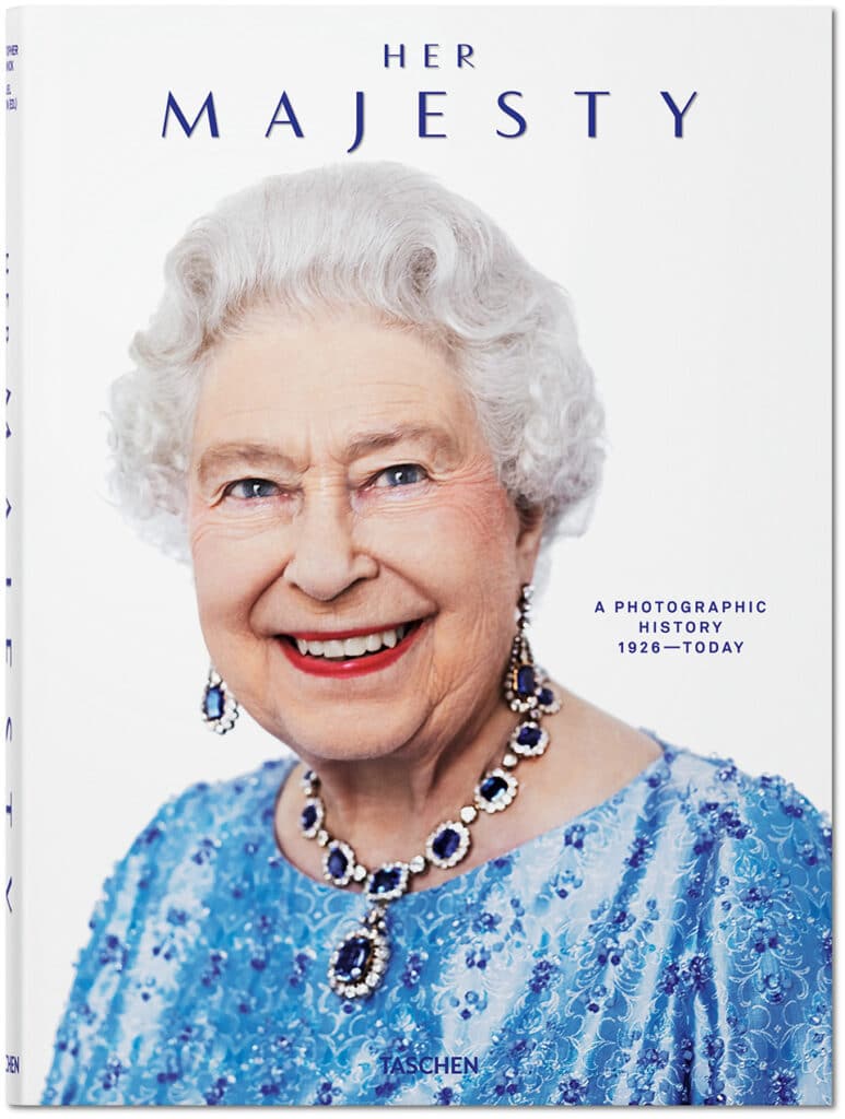 “Her Majesty. A Photographic History 1926-Today”, Reuel Golden, Christopher Warwick, Taschen, Hardcover, 25 x 34 cm, 3,23 kg, 368 pages, 50 $.