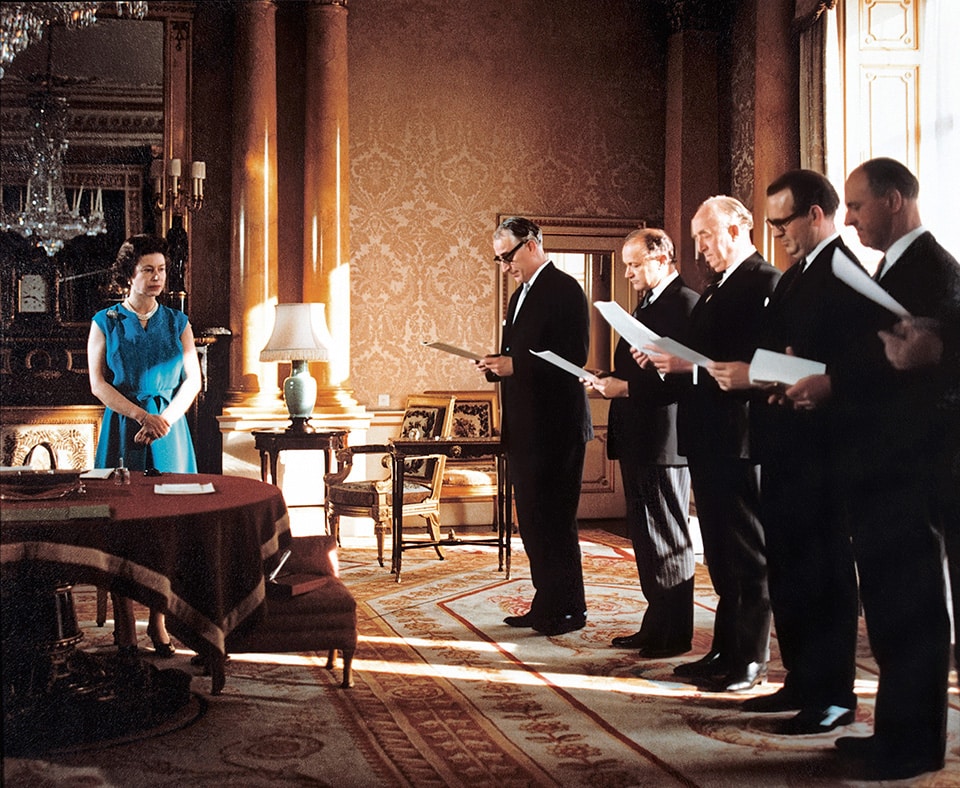 La reine présidant une réunion du Conseil privé dans le Drawing Room de 1844 du palais de Buckingham. © Joan Williams / Rex USA