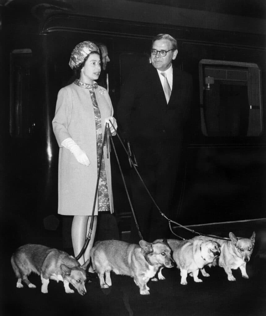 Dans cette photo d'archive prise le 15 octobre 1969, la reine Elizabeth II arrive à la gare de King's Cross à Londres avec ses quatre chiens Corgis après des vacances au château de Balmoral en Écosse et avant d'accueillir à Buckingham Palace les astronautes américains d'Apollo 11 qui ont marché sur la Lune. © STF / AFP