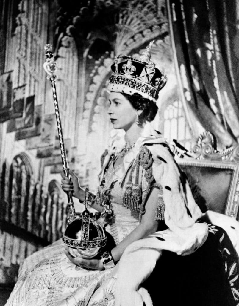 Le 2 juin 1953, la reine Elizabeth II pose le jour de son couronnement, à Londres. © AFP