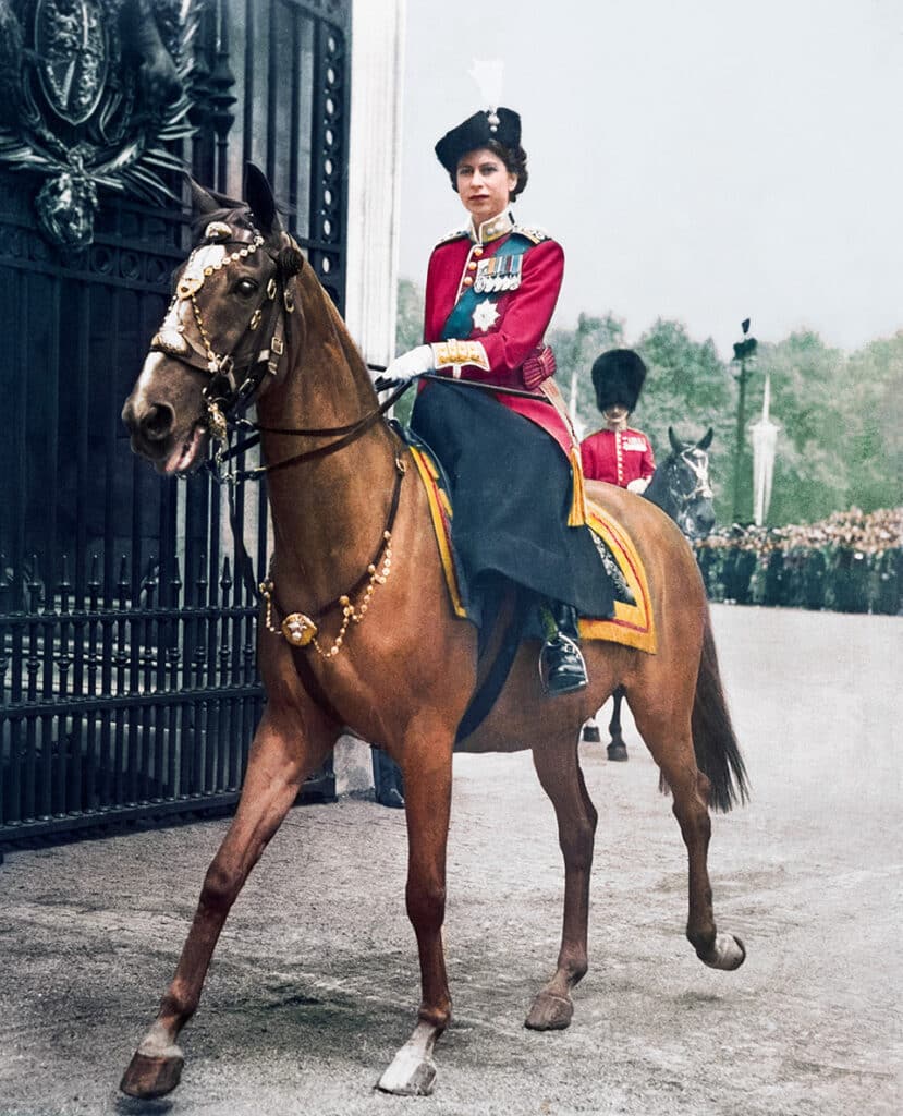Le 07 juin 1951, à Londres. La Princesse Elizabeth d'Angleterre représente le Roi lors du salut aux Couleurs. Elle est ici photographiée à cheval à son arrivée aux cérémonies du Palais. © Bettmann / CORBIS