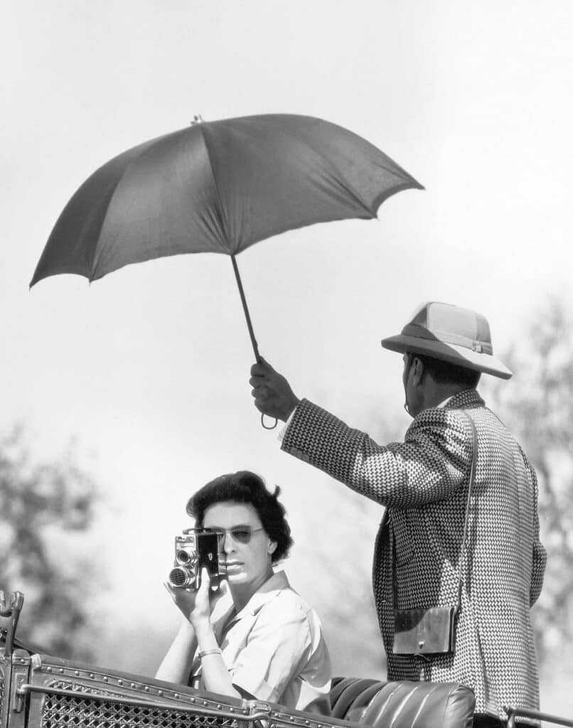 La reine Elizabeth II photographiée lors d'une visite royale au Népal. Elle participe à une chasse au tigre organisée par le roi Mahendra du Népal dans une jungle près de Katmandou. © Daily Sketch / Rex / Rex USA