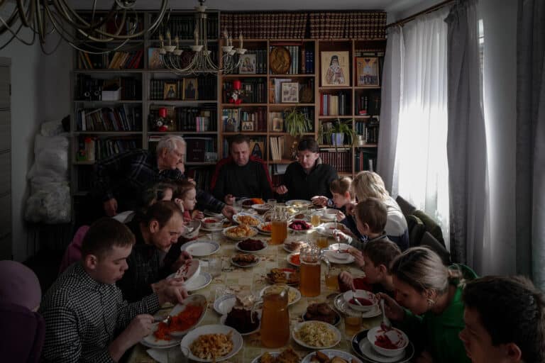 Displaced persons who have fled fighting in the east are being served a meal at the Monastery of the Resurrection which comes under the Moscow Patriarchate. Lviv, Ukraine, March 11, 2022. © Lucas Barioulet for Le Monde