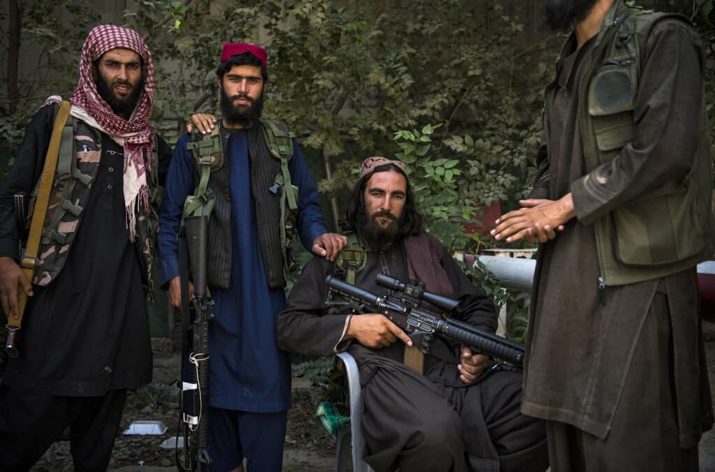 Taliban fighters and around 200 people are living in what was once the police headquarters of the 10th district of the capital. Shahr-e Naw, Kabul, August 2021. © Andrew Quilty / Agence VU’