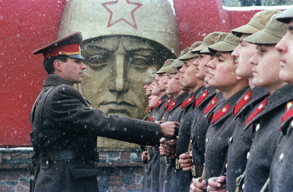 A Soviet Red Army training instructor reviewing the ranks at a military base. The parliament of the state of Ukraine decided to create its own army and wanted to be involved in all decisions concerning Soviet nuclear weapons in Ukraine. Kyiv, October 29, 1991. © Sergei Supinsky / EPA