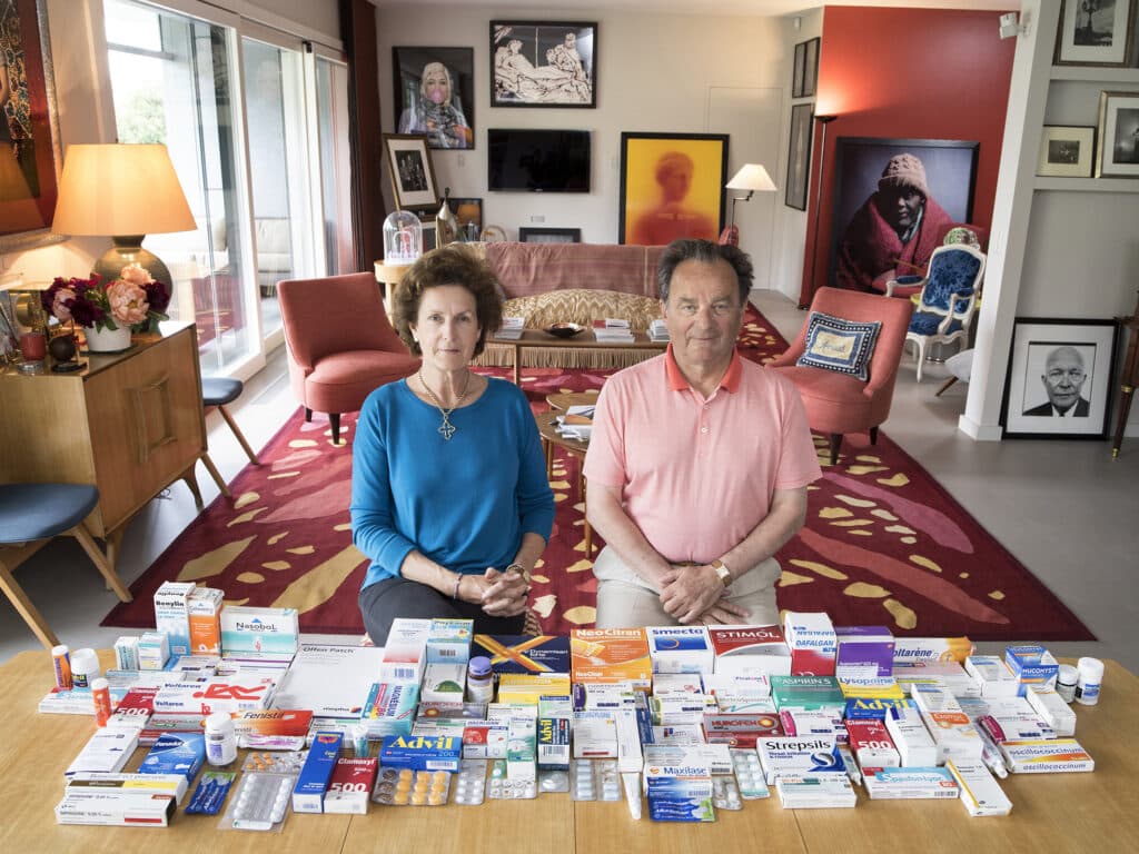 Arnaud et Candelita Brunel, dans leur appartement de Lausanne, face à leurs médicaments. M. Brunel est le propriétaire d’une société qui produit des meubles de jardin de luxe, c’est aussi un grand collectionneur de photos. Cette image appartient à une série réalisée par Gabriele Galimberti pour le projet Happy Pills et intitulée « Home Pharma ». La démarche consiste à demander à des familles du monde entier de sortir leur boîte à pharmacie. Suisse. © Paolo Woods & Gabriele Galimberti