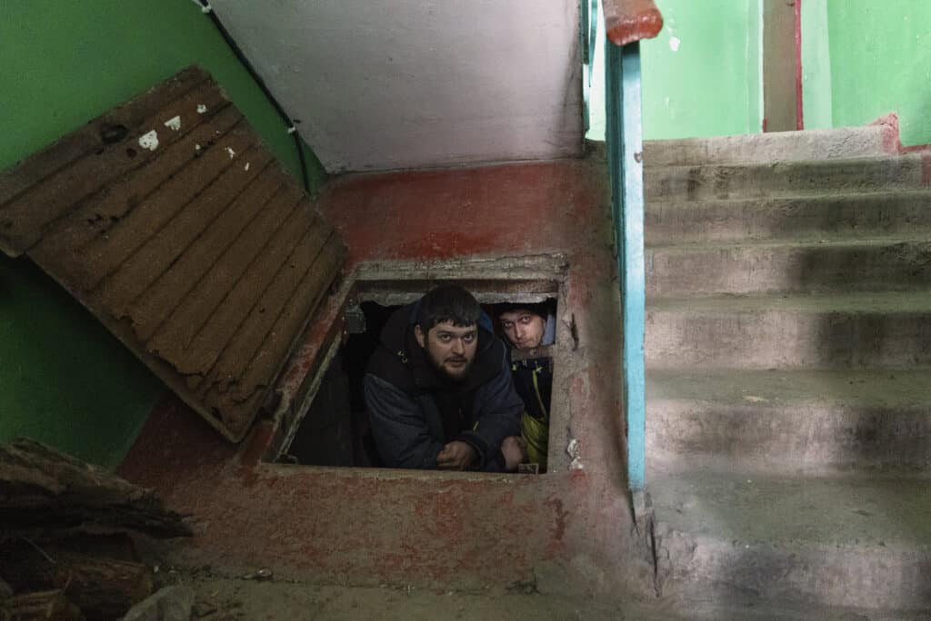 Pendant les bombardements, les habitants s’abritent dans la cave. Marioupol, Ukraine, 12 mars 2022. © Mstyslav Chernov / Associated Press