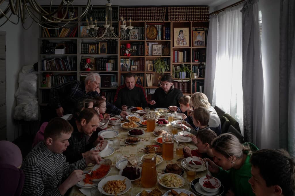 Des personnes qui ont fui les combats à l’est déjeunent au monastère orthodoxe de la Résurrection, affilié au patriarcat de Moscou. Lviv, Ukraine, 11 mars 2022. © Lucas Barioulet pour Le Monde