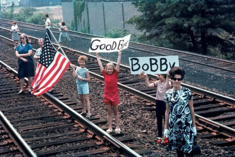 Le train funéraire de Robert F. Kennedy : les gens se tiennent debout, regardent et saluent, 8 juin 1968