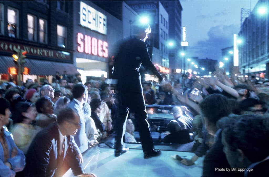 Bobby Kennedy fait campagne dans la nuit, Indiana, 1968.