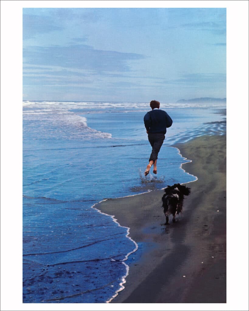 Le candidat à la présidence Bobby Kennedy et son chien, Freckles, courant sur une plage de l'Oregon, 1968 (couverture du magazine Life, 14 juin 1968) ©Life Picture Collection/Bill Eppridge