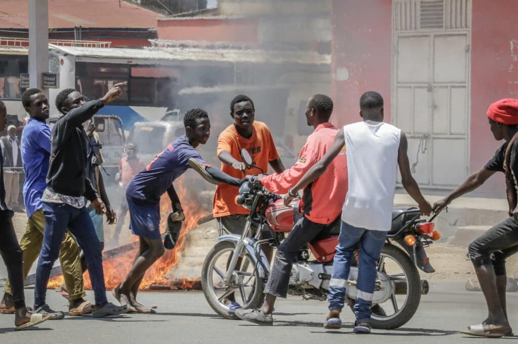 Local youth set up a roadblock after about 100 heavily armed fighters from the CODECO militia entered the eastern Congolese city of Bunia, September 2020. © Dieudonne Dirole / Fondation Carmignac