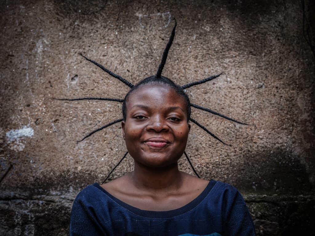 Une femme pose avec sa coiffure traditionnelle dans la ville de Bukavu, dans l'est du Congo, pendant le confinement du Coronavirus. Bukavu, RDC, mai 2020. © Raissa Rwizibuka Karama pour la Fondation Carmignac