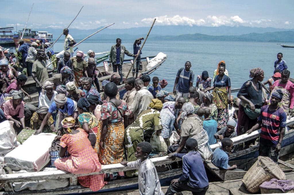 Vendeurs et acheteurs au marché de Kituku, sur les rives du lac Kivu. Le Congo a l'un des taux de travailleurs informels les plus élevés au monde, avec environ 80 % des travailleurs urbains impliqués dans l'économie informelle, selon la Banque mondiale. La Confédération des syndicats du Congo estime qu'au niveau national, l'économie informelle représente un pourcentage astronomique de 97,5 % de l'ensemble des travailleurs. Goma, République démocratique du Congo, 2 avril 2020. © Moses Sawasawa pour la Fondation Carmignac