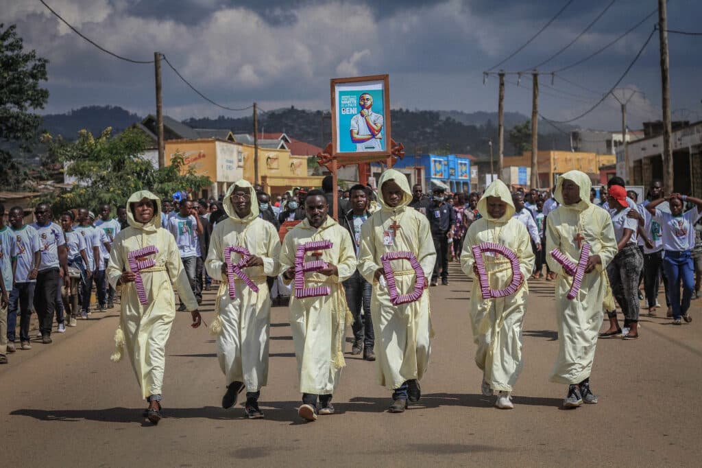 Des centaines de personnes en deuil assistent aux funérailles de Freddy Kambale, un militant de Lutte pour le Changement (LUCHA), un mouvement non violent de la société civile, qui a été abattu par la police lors d'une manifestation contre l'insécurité à Beni le mois dernier. Les violences policières sont courantes au Congo, selon Human Rights Watch. © Danny Matsongani / Fondation Carmignac