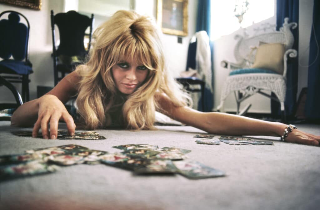 Brigitte Bardot, การ์ด, 1965 © Douglas Kirkland / GADCOLLECTION Gallery