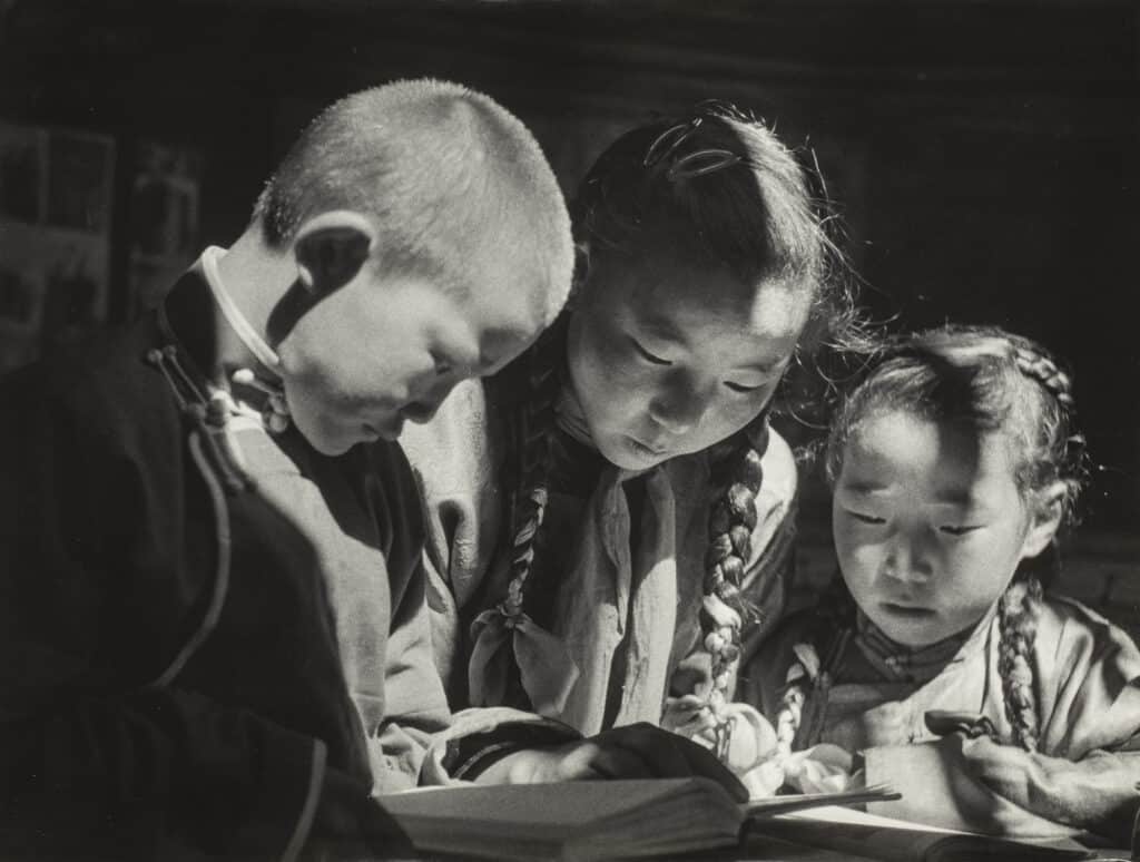 Children doing their homework, Mongolia, 1954 © Ergy Landau