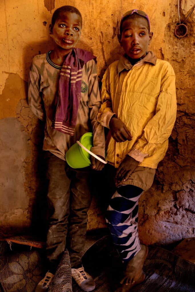 Mali, ces enfants peuls ont fui avec leur marabout la commune rurale de Soye (à 28 km de Mopti) afin de se réfugier dans le quartier de Taïkiri à Mopti. Cette commune est en zone rouge et contrôlée par les djihadistes depuis six ans. © Pascal Maitre / MYOP / Marc Ladreit de Lacharrière—Academy of Fine Arts Award.