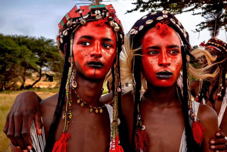 Niger, village de Tamaya, chaque année à la fin de la saison des pluies en septembre, les peuls Wodaabe (appelé aussi Bororos) se retrouvent après un an de transhumances pour célébrer le Geerewol. A la fois concours de beauté, rite nuptial et spectacle de danse. Les jeunes hommes se fardent en rouge, jaune ou vert, et ce sont les filles qui jugent le concours de beauté. © Pascal Maitre / MYOP / Marc Ladreit de Lacharrière—Academy of Fine Arts Award.