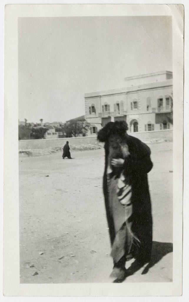 Albert a fait le tour du monde juif de l’Europe à Jérusalem, dans « le juif errant est arrivé » il dit à propos de la photo: « J’armai mon appareil photographique et me mis en batterie. Avez-vous jeté une pierre dans un groupe de moineaux ? Je les poursuivis avec mon instrument. Les uns couraient, les autres masquaient leur visage de leurs mains, les plus hardis me montraient le poing. « Ça ne mange pas les hommes, leur criai-je, c’est sans douleur ! » © Archives Prix Albert Londres