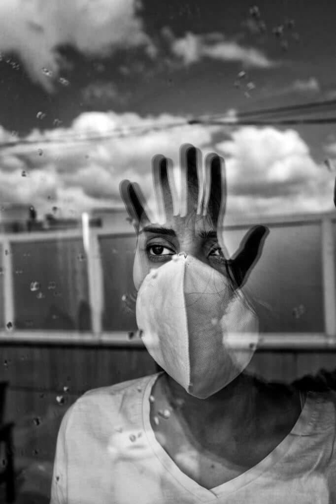 Sima regarde à l'extérieur de la fenêtre de sa quarantaine, à Tabriz, en Iran, le 2 avril 2020. Elle déclare : " la peur de la pandémie est plus destructrice que la pandémie même. Là où tu regardes, c'est la peur. " © Farshid Tighehsaz