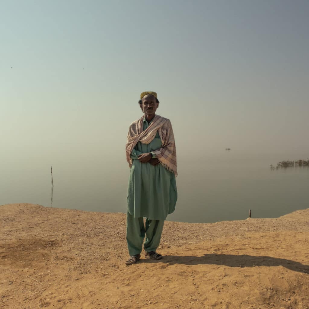 Fisherman, Manchar Lake. © Gauthier Digoutte