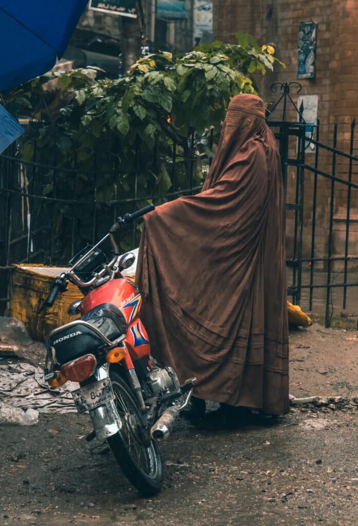 Hidden biker, Peshawar. © Gauthier Digoutte
