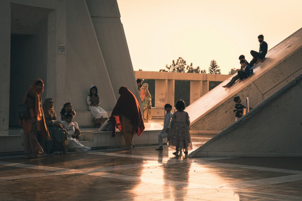 Rassemblement pour la prière du Maghrib (coucher de soleil), Faisal Mosque, Islamabad. © Gauthier Digoutte