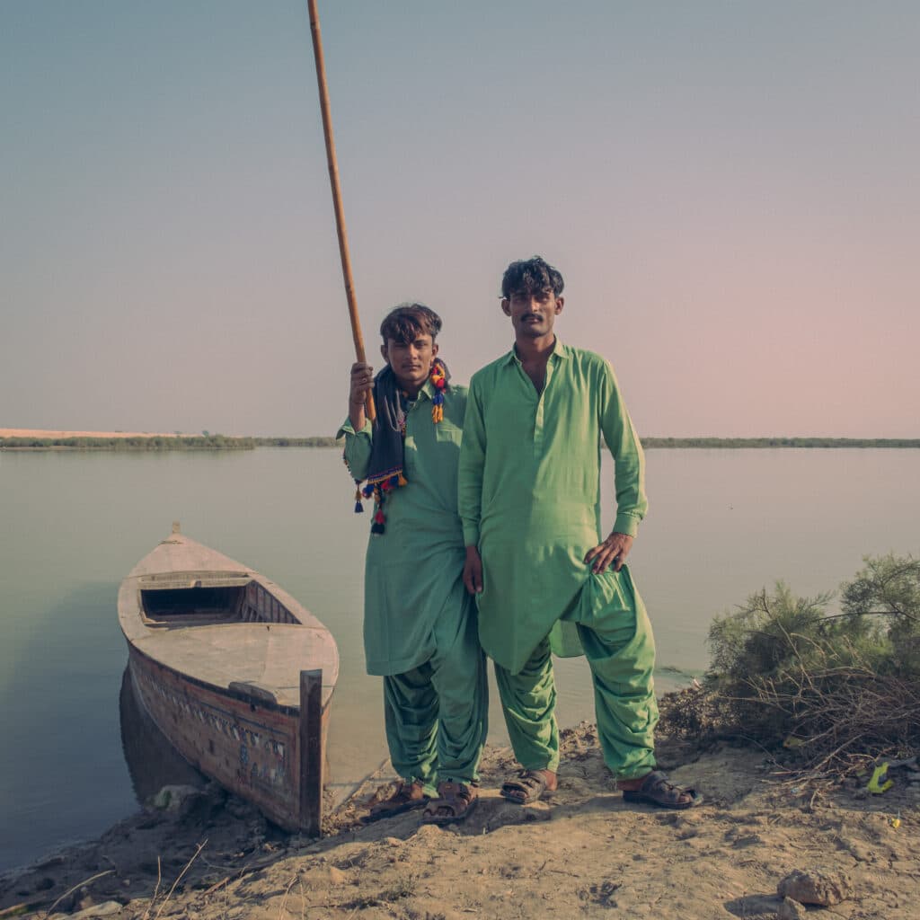 Jeunes Mohanas, Manchar Lake. © Gauthier Digoutte