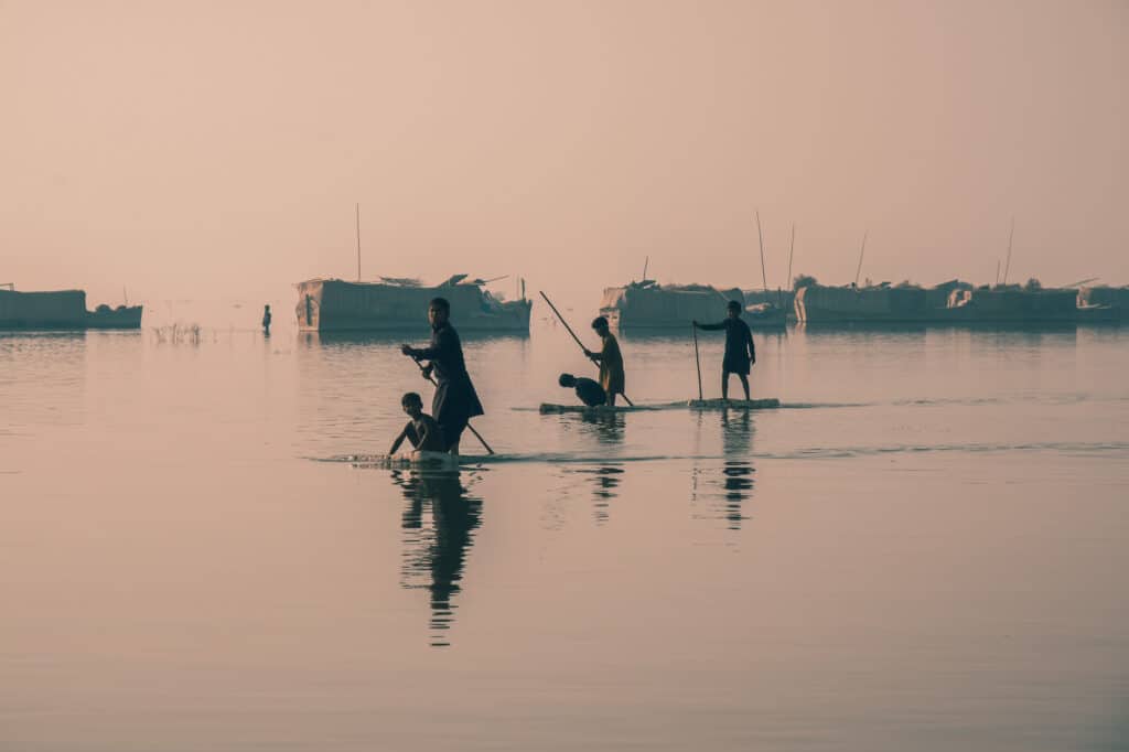 Enfants Mohanas, Manchar Lake. © Gauthier Digoutte