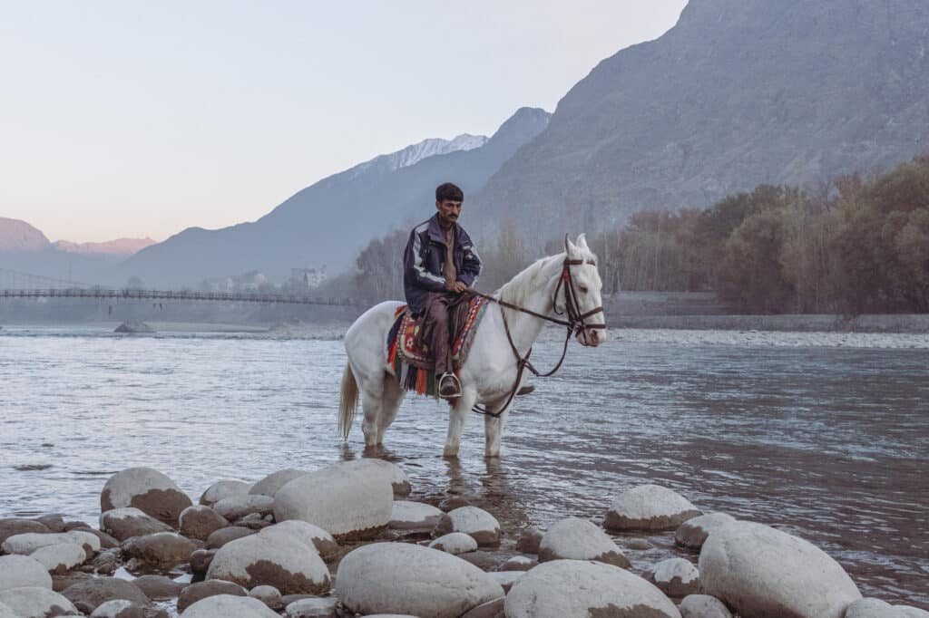 Joueur de polo, la rivière Gilt. © Gauthier Digoutte