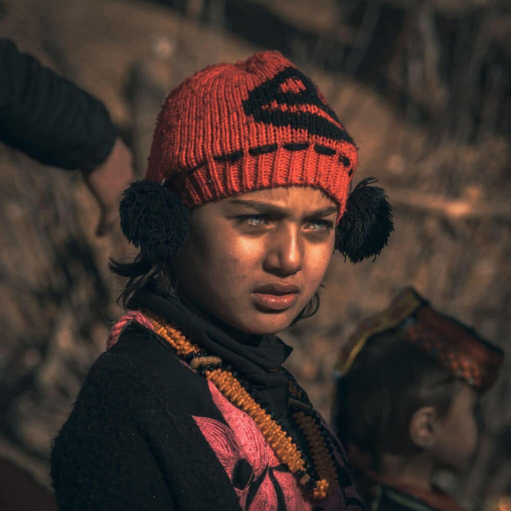 Petite fille du village Karakal, vallée Bamburet. © Gauthier Digoutte