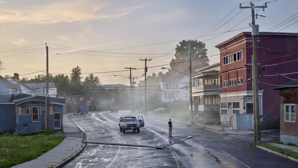 Gregory Crewdson. Starkfield Lane, série An Eclipse of Moths, épreuve pigmentaire, 2018-2019. Avec l’aimable autorisation de l’artiste.