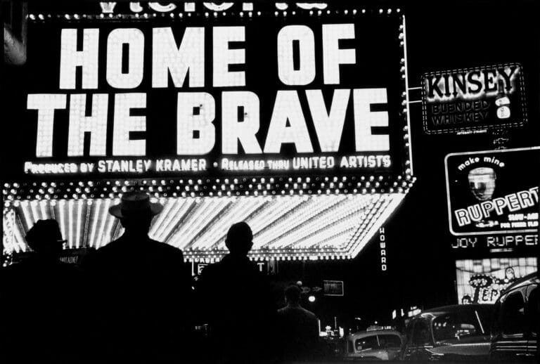 Louis Faurer, Victoria Movie Theatre Marquee, Times Square, N.Y.C, 1949. © Estate of Louis Faurer, Courtesy Deborah Bell Gallery, Courtesy les Douches la Galerie, Paris